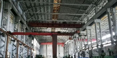 豐鎮(zhèn)一軍工廠,依山而建地址隱蔽,現(xiàn)成廢墟雜草叢生,毫無生氣